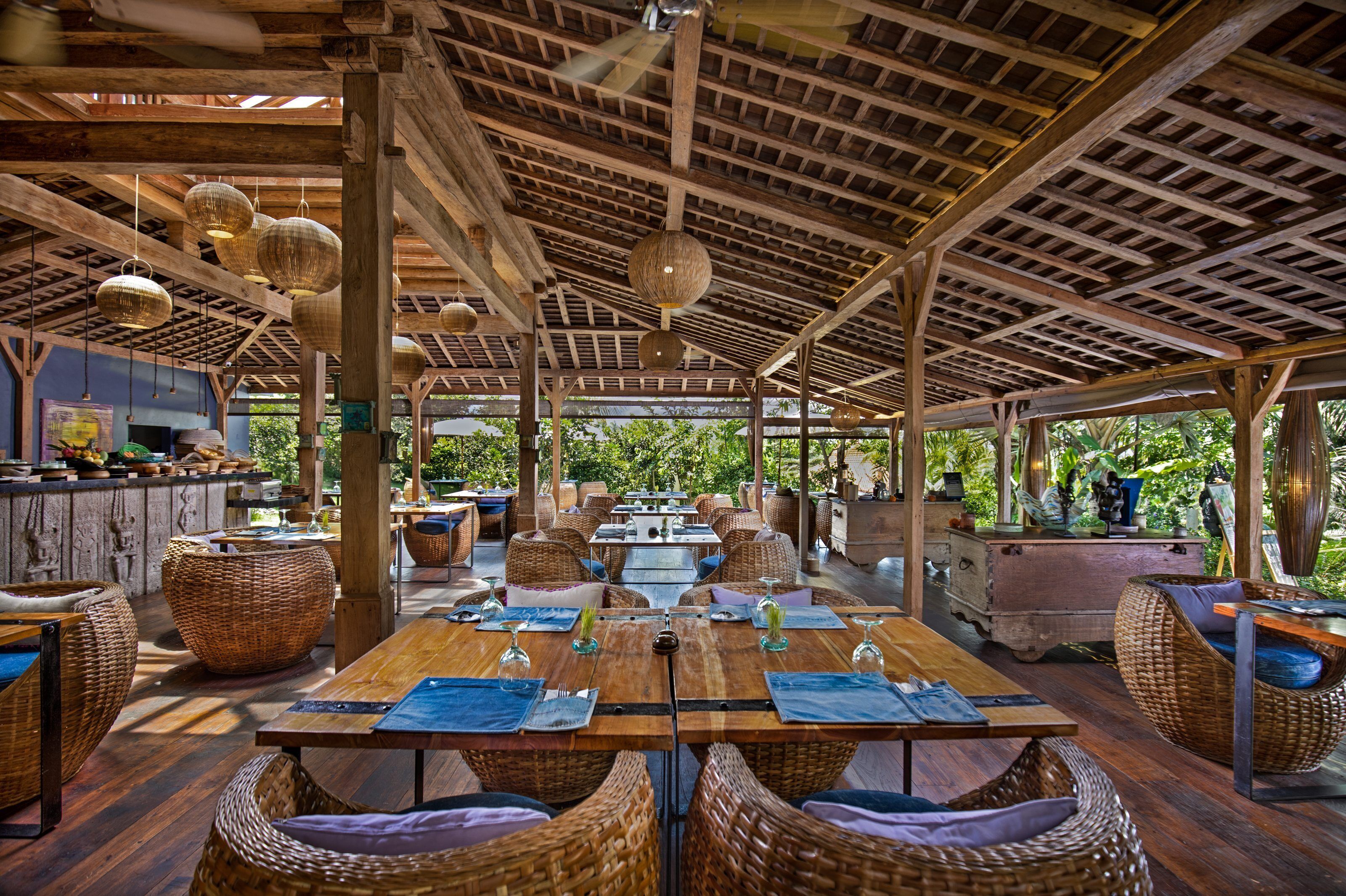 breakfast, lunch, dinner served; international cuisine