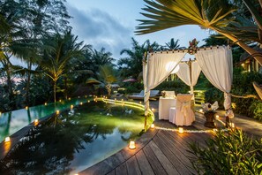 Breakfast, lunch, dinner served; international cuisine 