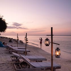 Plage, sable blanc, chaises longues, parasols