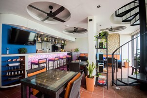 2 restaurants, breakfast, lunch, dinner served; international cuisine