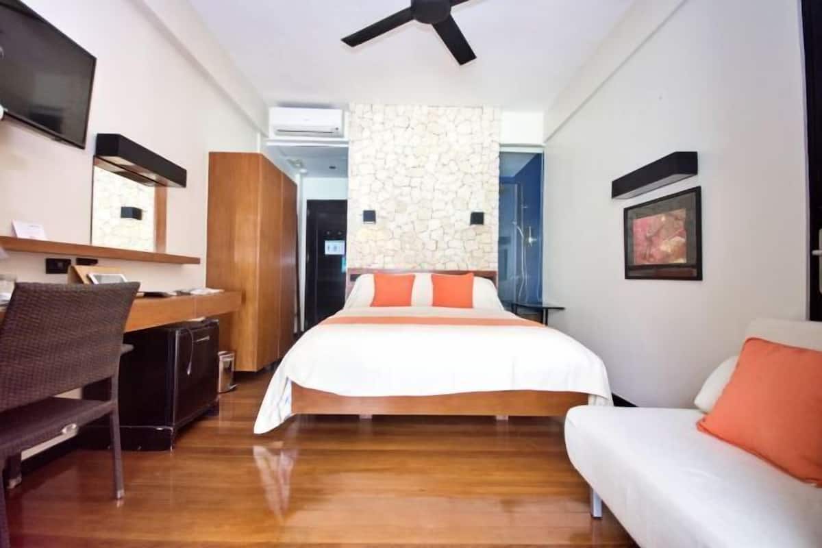 In-room safe, desk, laptop workspace, free WiFi