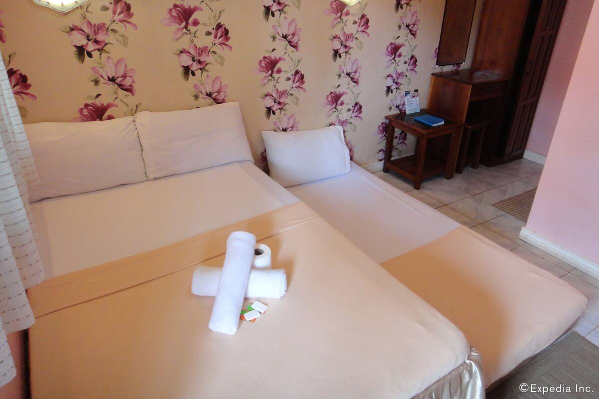 Deluxe Twin Room | In-room safe, desk, blackout drapes, rollaway beds
