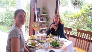 Der serveres morgenmad, frokost, aftensmad og vietnamesiske retter