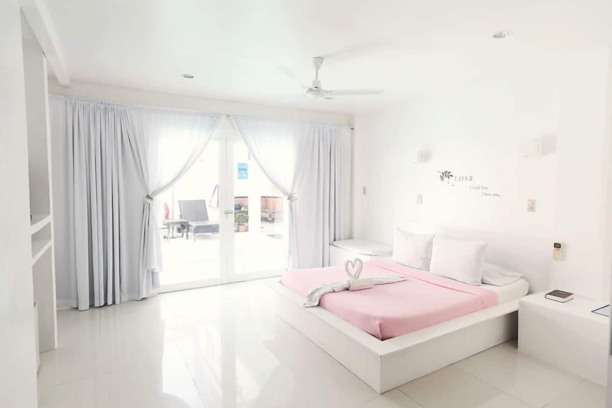 Habitación Premier, acceso a la piscina | Minibar (con algunos artículos gratuitos) y cunas (de pago)