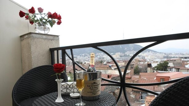 يتم تقديم الإفطار والغداء والعشاء