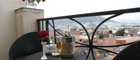 Breakfast, lunch, dinner served; Regional cuisine