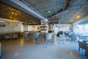 Café da manhã, almoço e jantar; culinária regional 