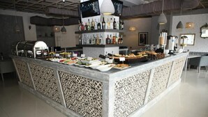 يتم تقديم الإفطار والغداء والعشاء