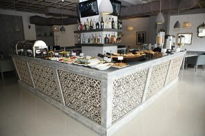 Frühstück, Mittagessen, Abendessen, regionale Küche