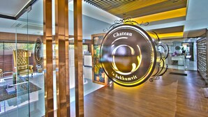 Un interior moderno con un letrero circular que dice 'Chateau le Sukhumvit'.