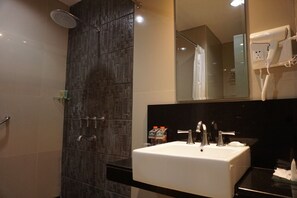 Suite estudio junior, 1 cama de matrimonio grande | Baño | Ducha, secador de pelo, zapatillas y toallas