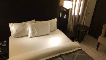 Classic Room | Premium bedding, in-room safe, desk, laptop workspace