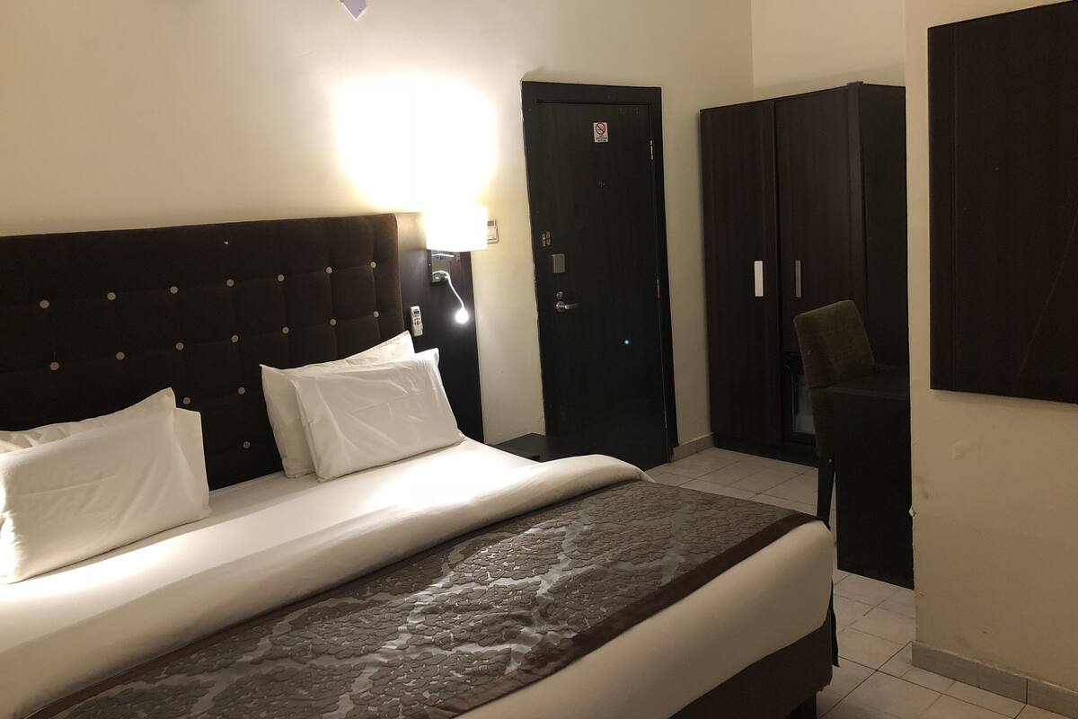 Premium bedding, in-room safe, desk, laptop workspace