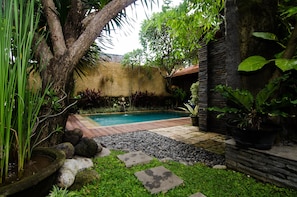Outdoor pool, sun loungers - Villa Nesanur (Denpasar)