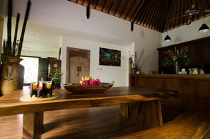 Villa, 3 Schlafzimmer, eigener Pool | Essbereich im Zimmer