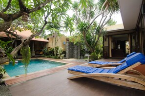 Outdoor pool, pool loungers