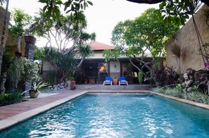 Kolam renang outdoor