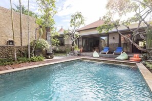 Außenpool, Liegestühle