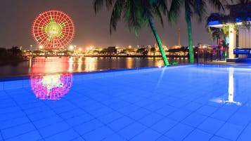 Hồ bơi ngoài trời