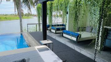 Hồ bơi ngoài trời