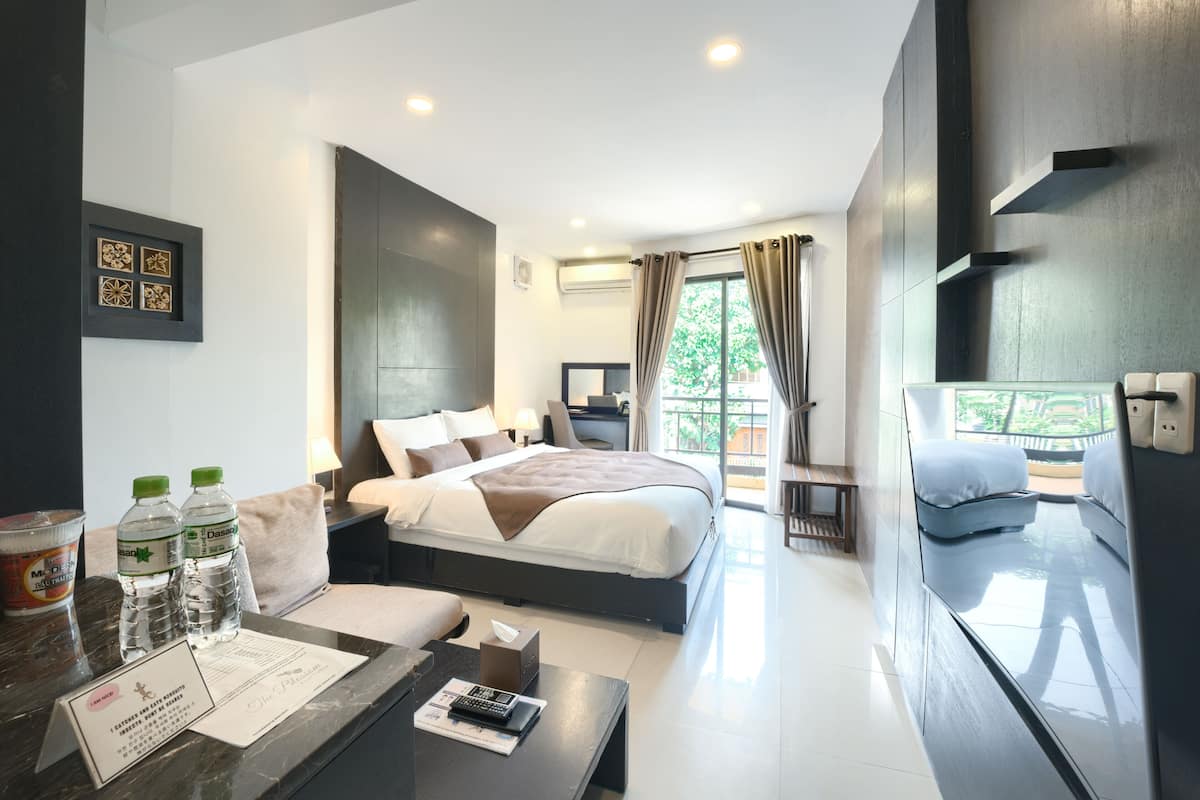 Deluxe King Street View - Onsen, Sauna, Steam Sauna Inclusive | 1 bedroom, Select Comfort beds, minibar, in-room safe