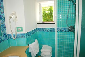Double or Twin Room | Bathroom | Shower, free toiletries, hair dryer, bathrobes - B&B La Vispa Teresa (Ischia)