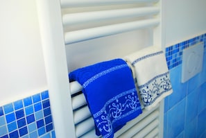 Camera con letto matrimoniale o 2 letti singoli | Bagno | Doccia, set di cortesia gratuito, asciugacapelli, accappatoio
