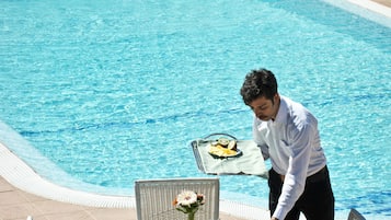 Una piscina al aire libre