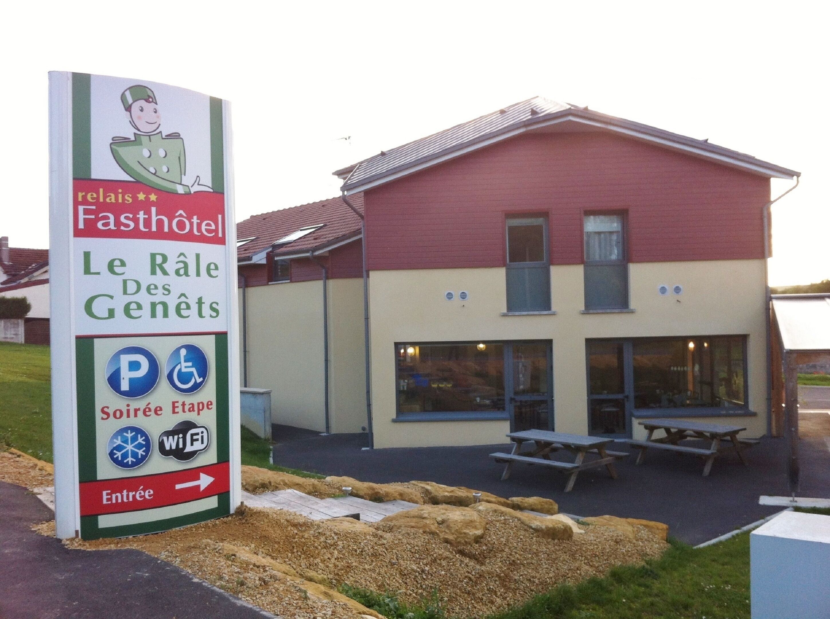 Een bord voor hotel 'Fasthotel Le Râle Des Genêts' met een symbool voor rolstoelparkeerplaats, wat faciliteiten voor gasten met een beperking aangeeft.