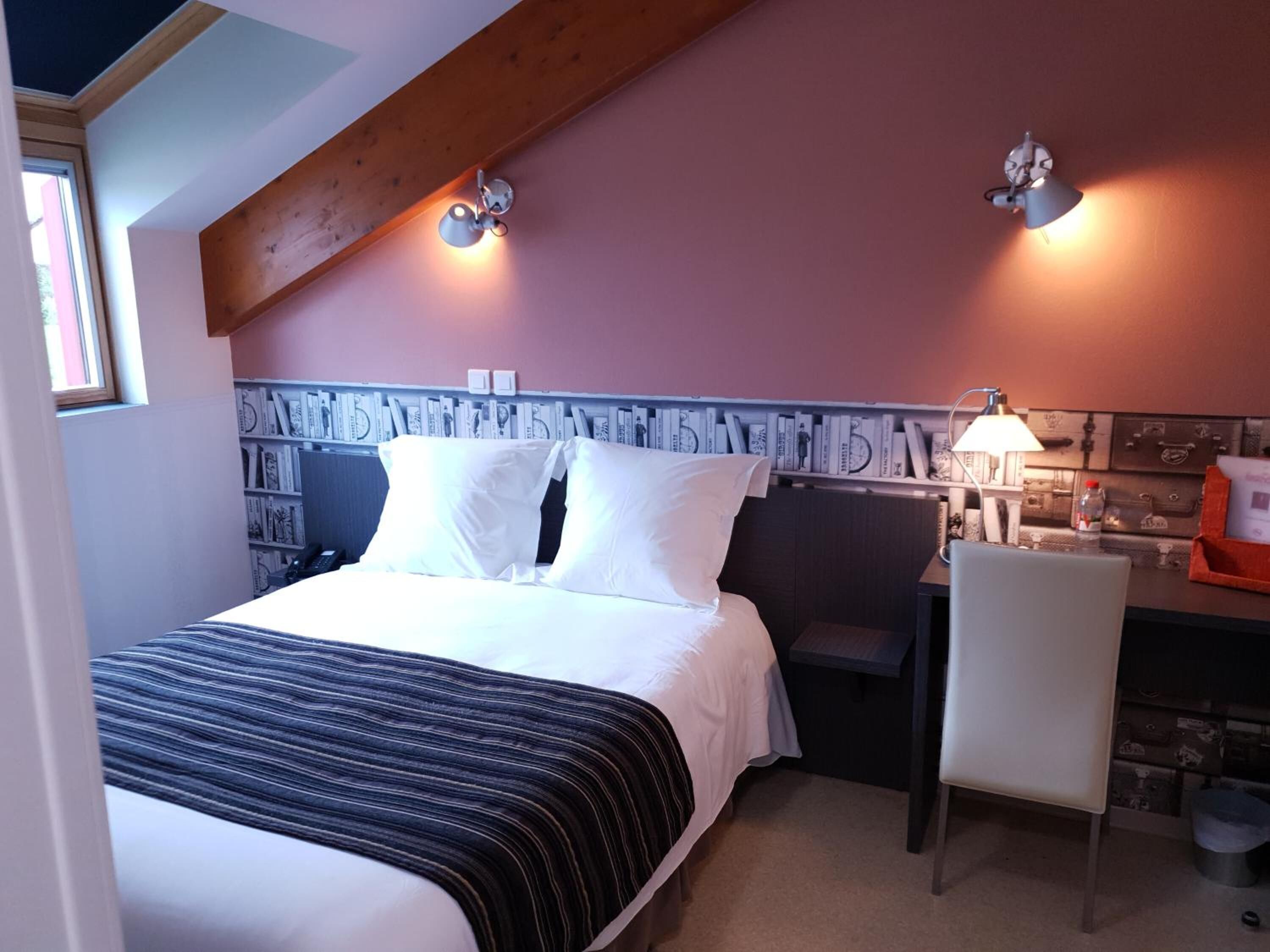 1 bedroom, desk, laptop workspace, soundproofing