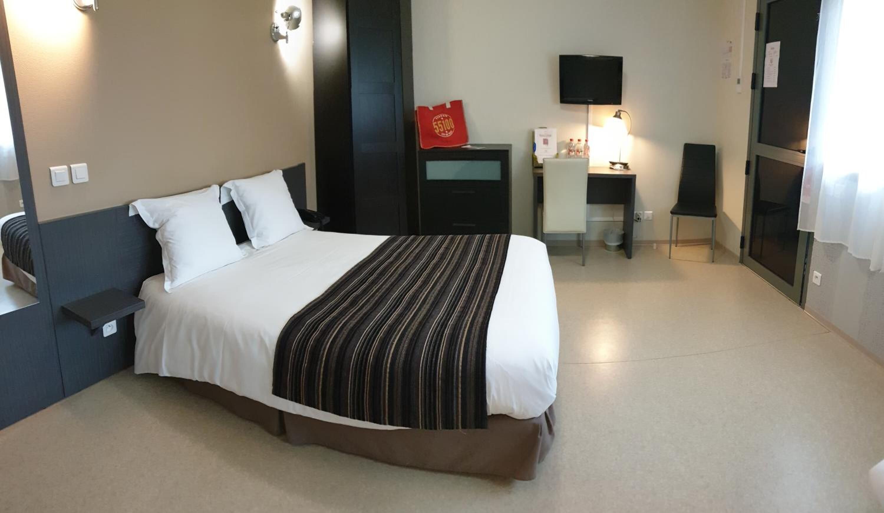 1 bedroom, desk, laptop workspace, soundproofing