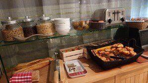 A breakfast buffet with various food items, including bread, pastries, and cereal. - FASTHOTEL LE RALE DES GENETS - Un hôtel FH COLLECTION  (Dun-sur-Meuse)