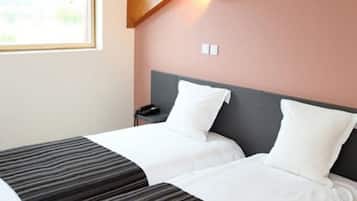 Twin kamer | Een bureau, een laptopwerkplek, geluiddichte muren, gratis wifi