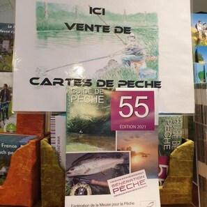 A book titled 'ICI VENTE DE CARTE DE PÉCHE' with a price tag of 55, indicating it is for sale.