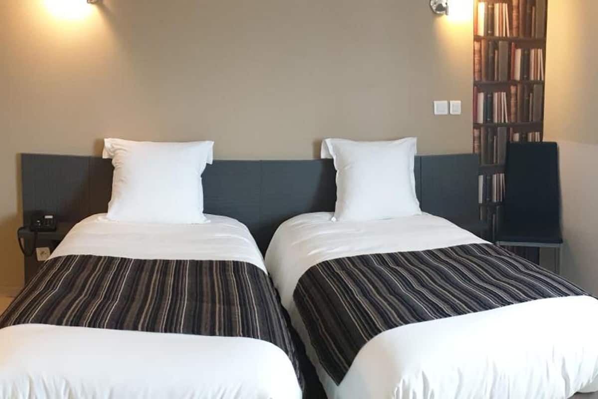 1 bedroom, desk, laptop workspace, soundproofing