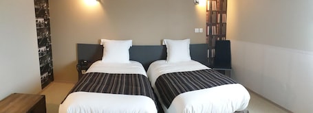 Escritorio y espacio para trabajar con laptop . FASTHOTEL LE RALE DES GENETS - Un hôtel FH COLLECTION