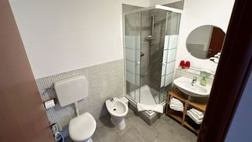 Habitación doble estándar, 1 cama matrimonial, baño privado | Baño | Regadera, secadora de cabello, toallas