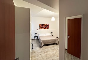 Standard-Doppel- oder -Zweibettzimmer, 1 Doppelbett oder 2 Einzelbetten, eigenes Bad | Schreibtisch, laptopgeeigneter Arbeitsplatz, Verdunkelungsvorhänge
