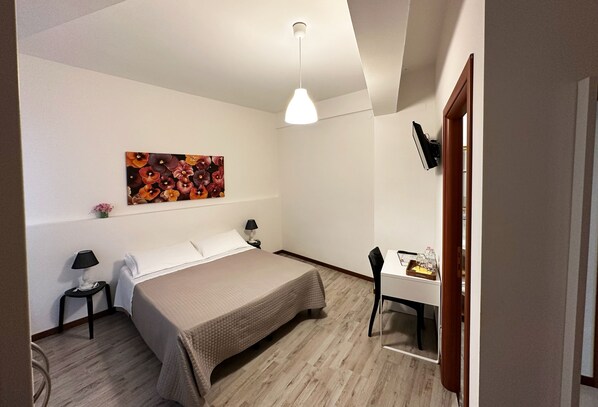 Standard-Doppel- oder -Zweibettzimmer, 1 Doppelbett oder 2 Einzelbetten, eigenes Bad