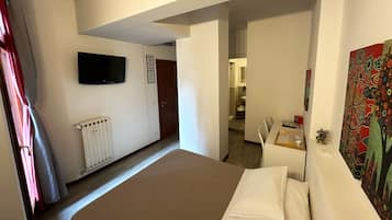 Habitación doble estándar, 1 cama Queen size, baño privado | Escritorio, espacio para trabajar con laptop y cortinas blackout