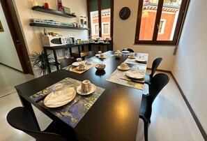 Petit déjeuner buffet servi tous les jours en supplément