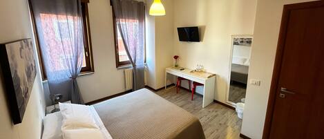 Dobbeltrom – standard, 1 dobbeltseng, privat bad | Skrivebord, skrivebord for bærbar PC og blendingsgardiner