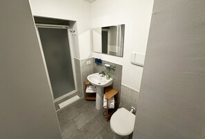 Standard Double Room, 1 Queen Bed, Private Bathroom | Bathroom