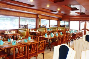 朝食、ランチ、ディナーに営業