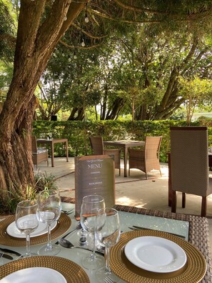 Breakfast, dinner served; local cuisine, garden views - Nut Grove Boutique Hotel (Mbombela)
