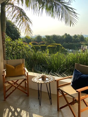 Ofereix vistes al jardí i s'hi serveixen esmorzars i sopars