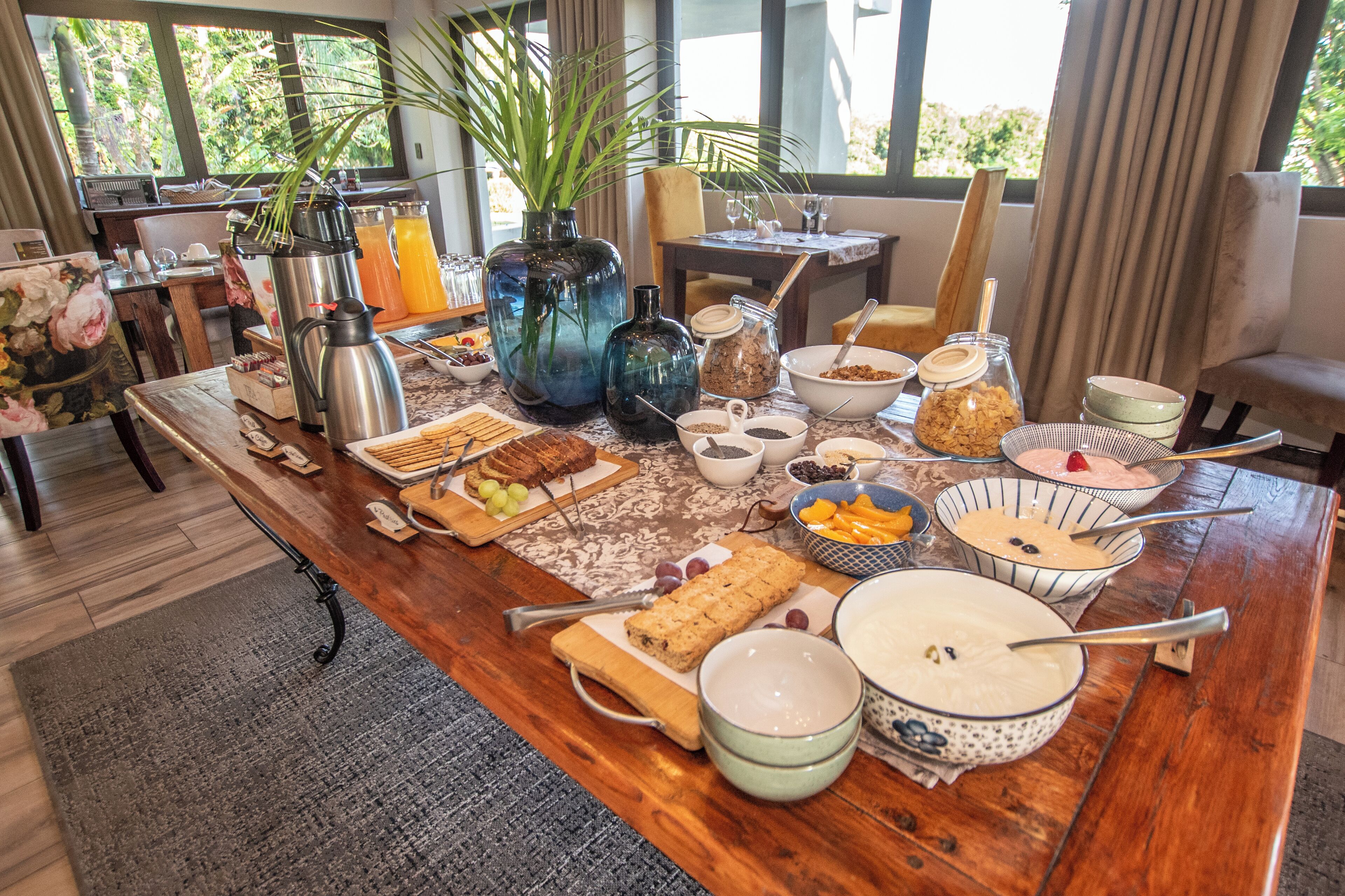 Frokost og middag serveres, lokale retter, utsikt mot hagen 