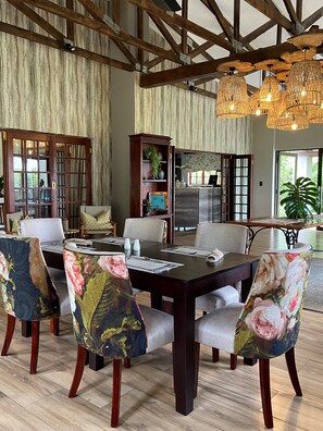 Breakfast and dinner served - Nut Grove Boutique Hotel (Mbombela)