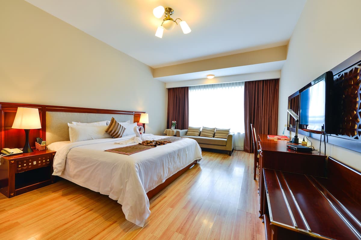 Deluxe Room, River View | Minibar, in-room safe, desk, rollaway beds