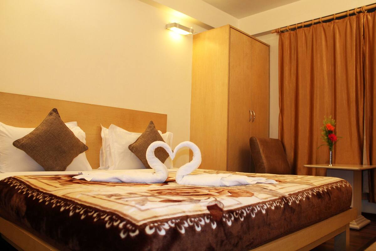 Deluxe Room | In-room safe, desk, iron/ironing board, rollaway beds